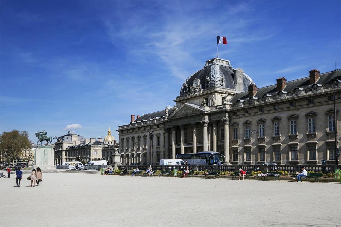 Eiffel Tower Royal Apartment Paris Exterior photo